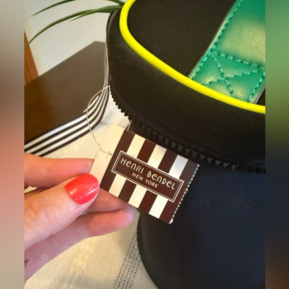 Henri Bendel Neoprene Cooler with removable strap - Picture 5 of 5